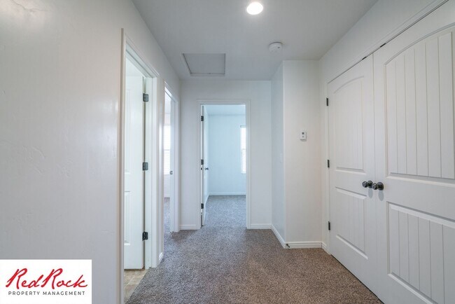 Building Photo - 3 Bedroom Townhome In Southgate Community