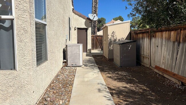 Building Photo - West Palmdale Home