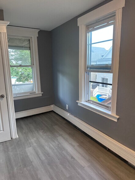 Building Photo - 325 Stebbins Pl