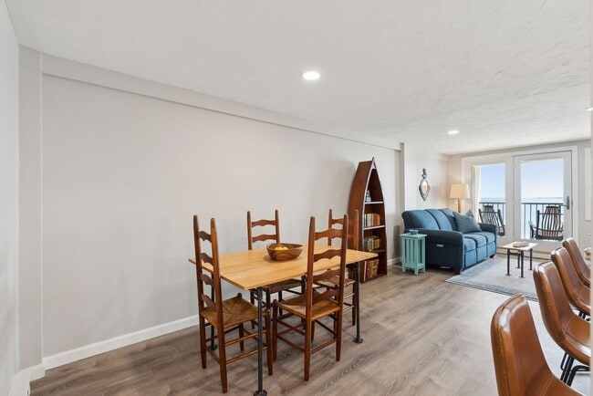 Building Photo - Fully Furnished Oceanfront 2 bed/2 bath