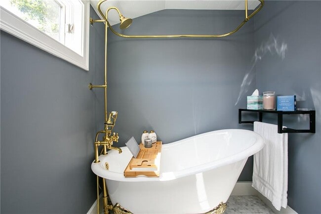 Building Photo - 5 Cherry St