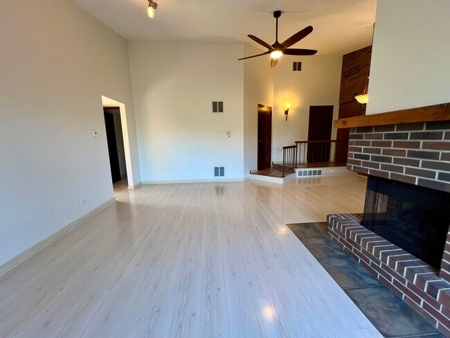 Building Photo - 5985 Lakeside Pl