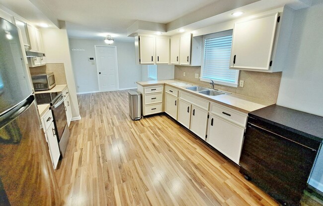 Building Photo - 3 Bed / 1-1/5 Bath Single Family Home w/Attached 2-Car Garage