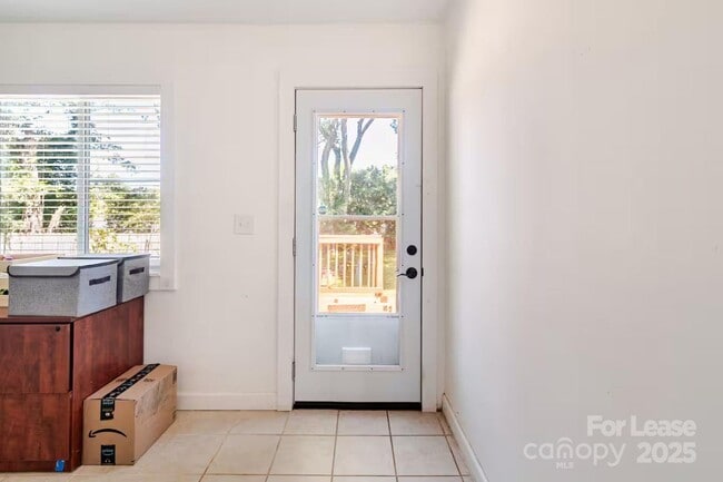 Building Photo - 817 E 17th St