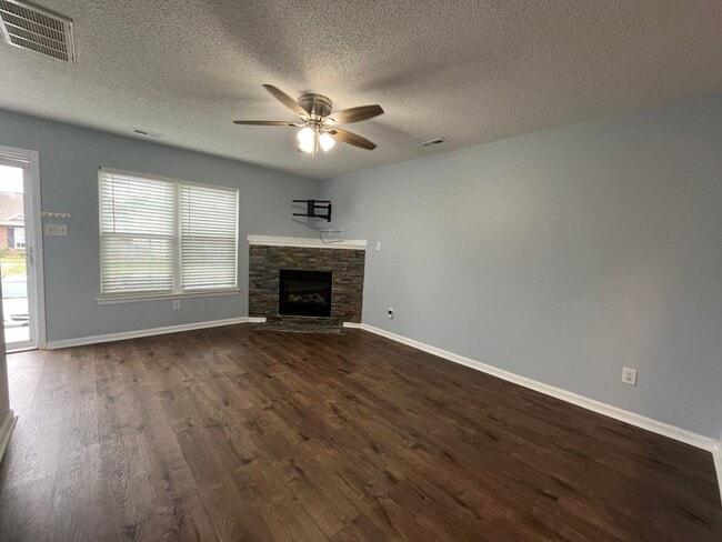 Building Photo - Adorable!