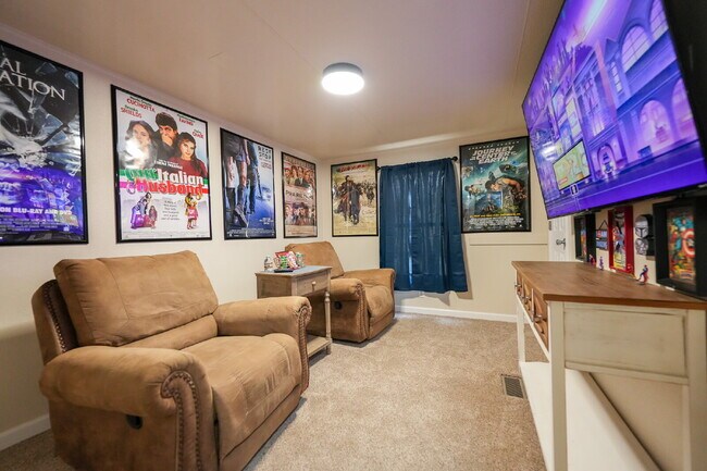 Building Photo - Modern Furnished 2 Bed/2 Bath Home • Laundry • Internet Included