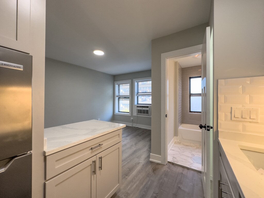 Building Photo - 508 W Belmont