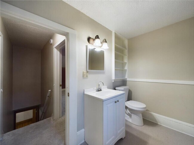 Building Photo - 6 Bedroom House Available Near Concordia University!