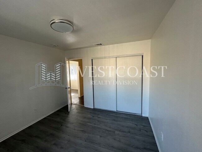 Building Photo - Charming 2-Bed / 2-Bath Home in Rialto – I...