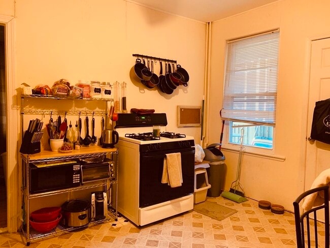 Building Photo - 20 Howell St