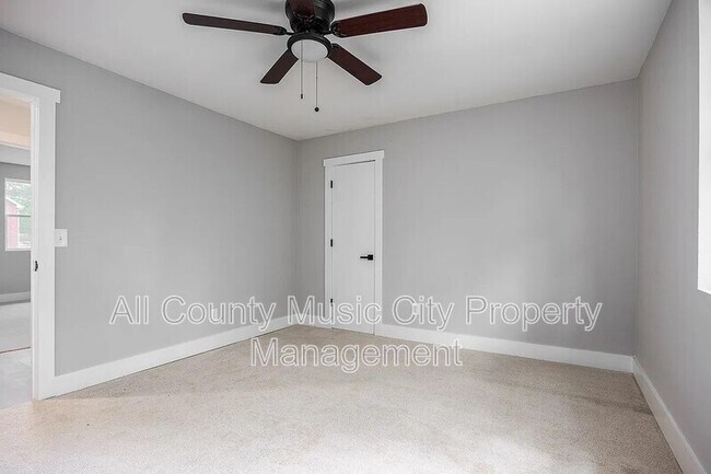 Building Photo - 1907 S Lyle Ln