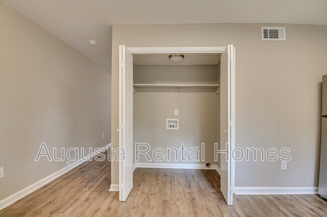 Building Photo - 148 Chalet N Blvd