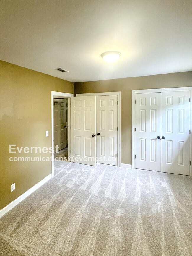 Building Photo - 703 Shady Glen Ct