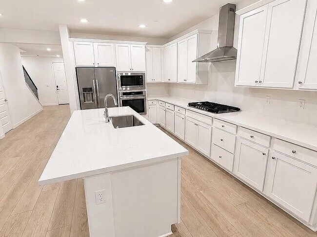 Building Photo - 7018 Blue Bay Ln