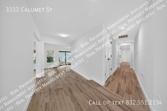 Building Photo - 3333 Calumet St