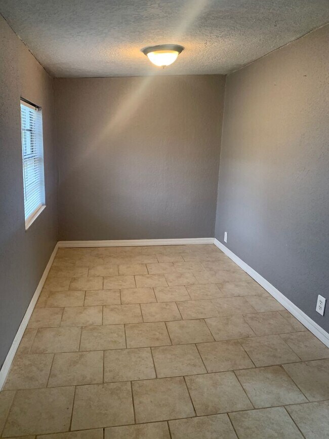 Building Photo - MOVE IN SPECIAL- Cozy Remodeled  1 Bed/1 Bath Home in Saint Cloud