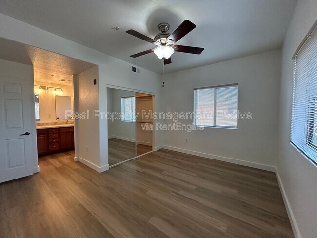 Building Photo - 920 E Devonshire Ave