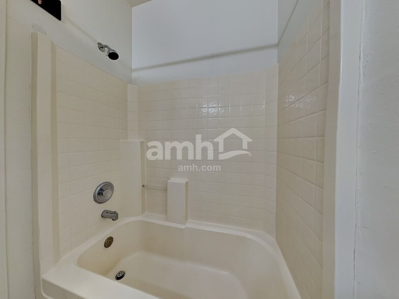 Building Photo - 837 S Roanoke St