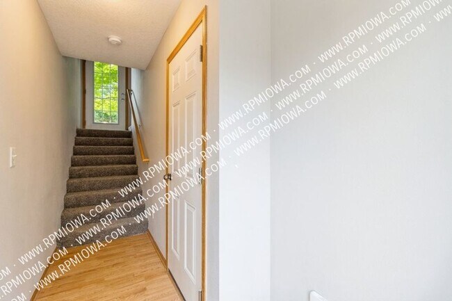 Building Photo - GREAT LOCATION!! 2 Bedroom, 2 Bathroom Tow...
