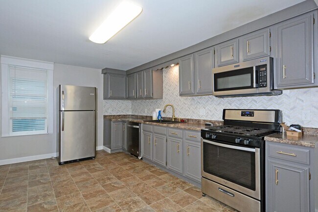 Building Photo - Beautiful 3-Bed 1.5-Bath Home Available Now in St. Paul!