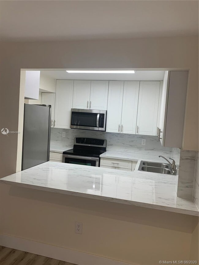 Building Photo - 9301 SW 92nd Ave