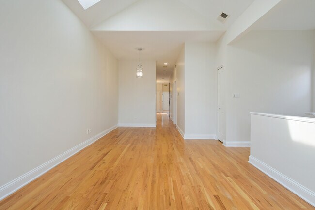 Building Photo - 920 S Claremont Ave