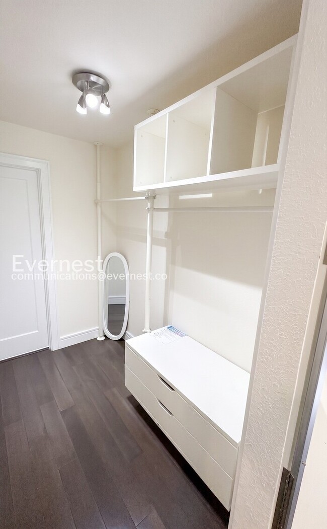 Building Photo - 1-Bed/1-Bath Condo/Voucher Accepted/Available Now!