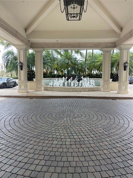 Building Photo - 16047 Collins Ave