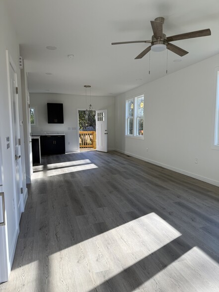 Building Photo - 631 Morreene Rd