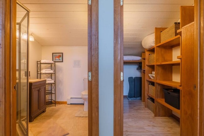 Building Photo - Walk to Main St and Gondola! Furnished!