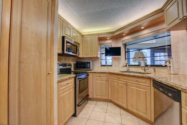 Building Photo - 5851 Parkwalk Dr