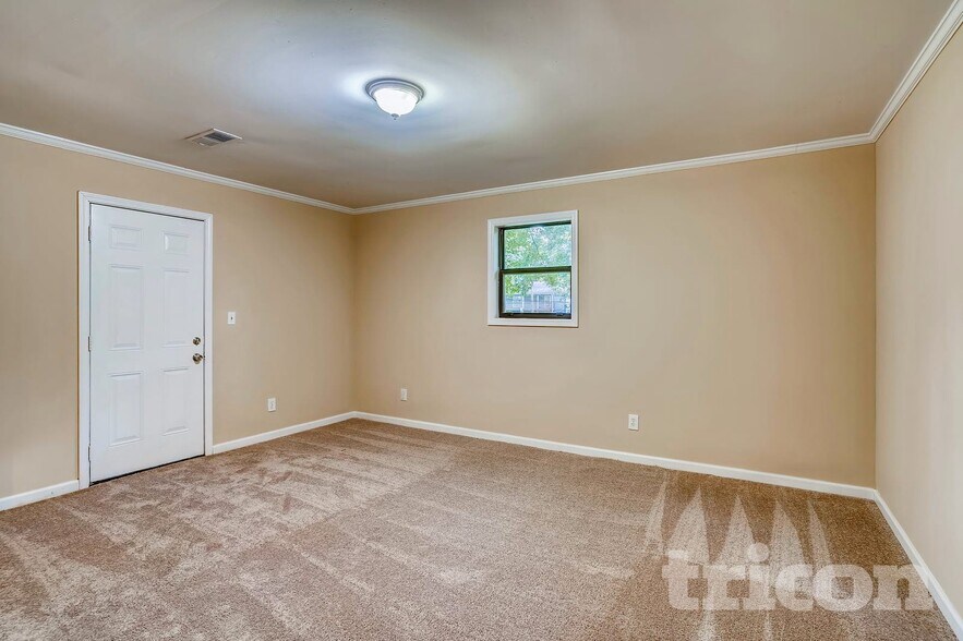 Building Photo - 136 Creekview Dr