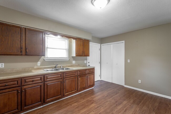 Building Photo - Charming home now available for rent in Ch...