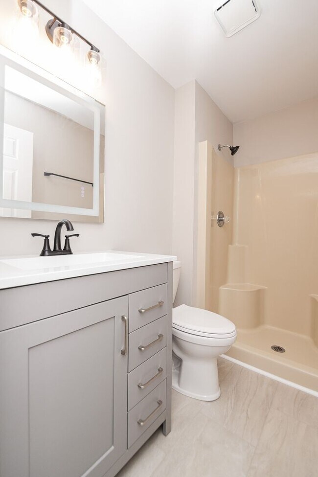 Building Photo - 3 bed 2 bath Home in Lakes of the Four Sea...