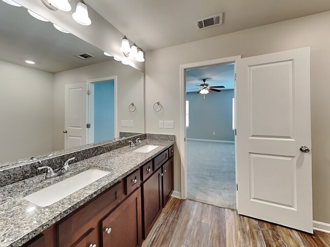Building Photo - One Month FREE Move-in Special!