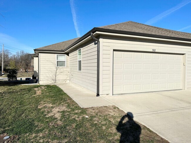 Building Photo - 502 SE Maple Dr