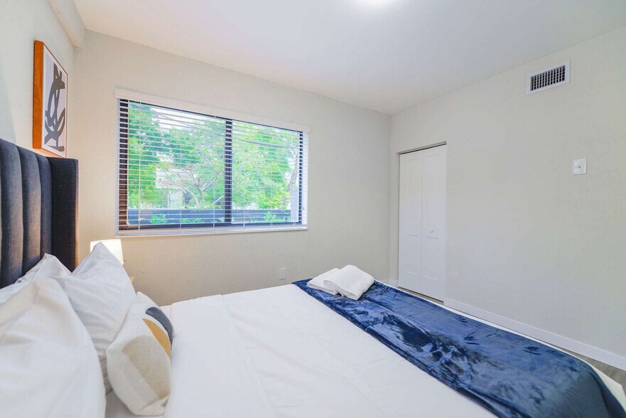 Building Photo - 700 SW 11th Ave