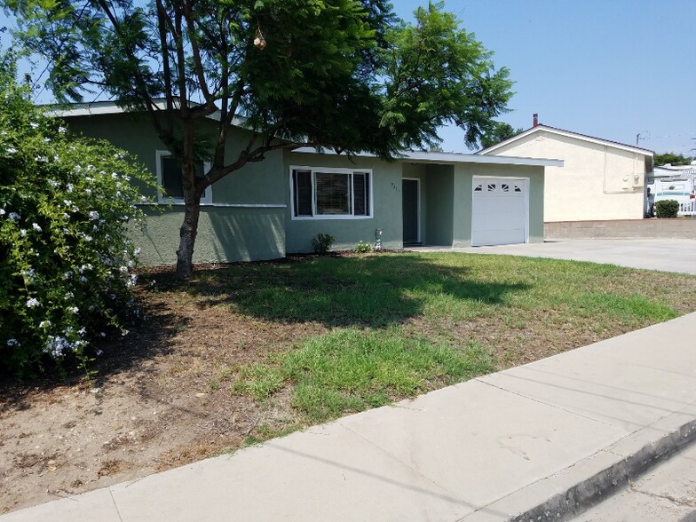 Building Photo - 9310 Manor Dr