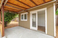 Building Photo - 996 Simmons Ln