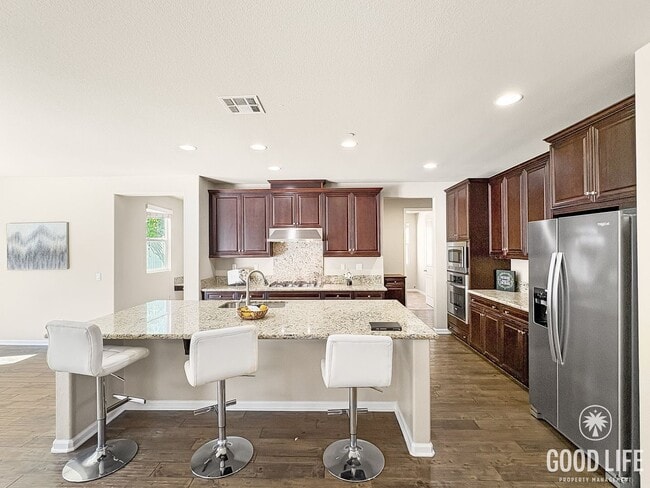 Building Photo - Stunning Home with Modern Comforts Spaciou...