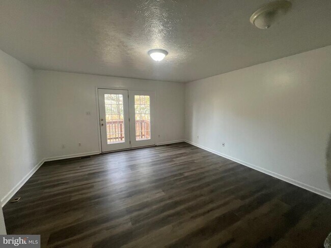 Building Photo - 637 E Spencer St