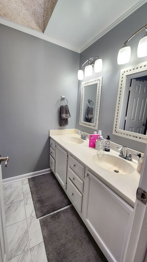 Building Photo - End-unit townhome in highly desired Kingstown