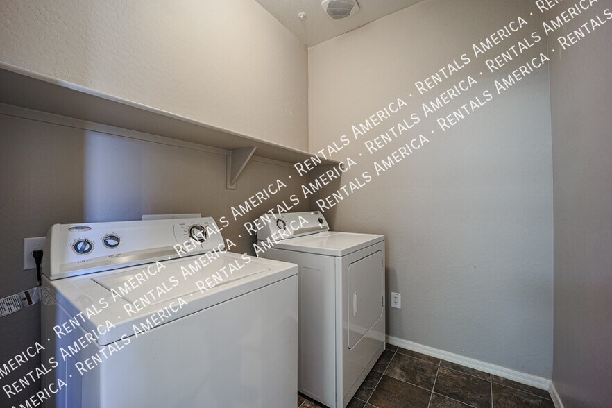 Building Photo - 906 S Annie Ln