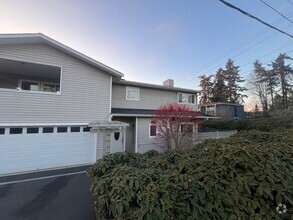 Building Photo - Charming single-family-style home in a dup...