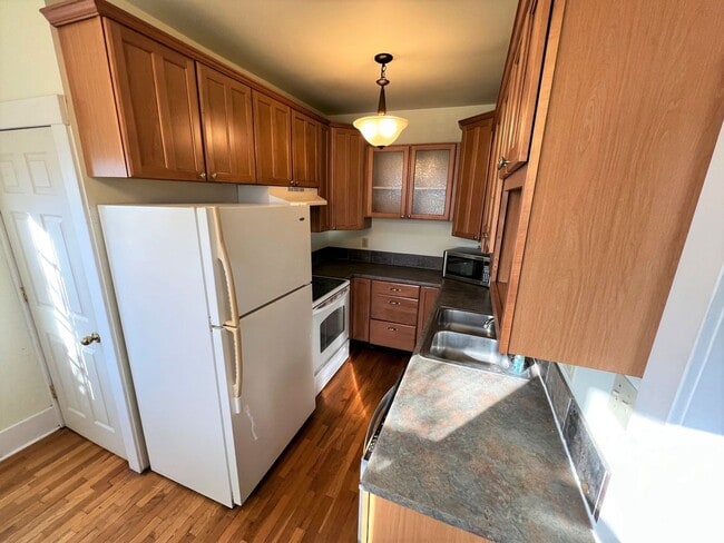 Building Photo - SINGLE FAMILY HOME W/LARGE FENCED YARD!