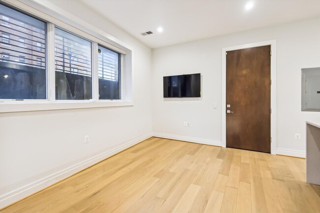 Building Photo - Near NEW 1+1 in NW DC!