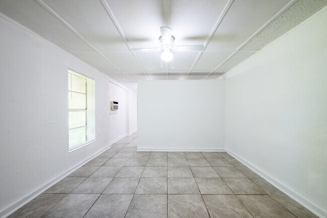 Building Photo - 1094 N Lakewood Ave
