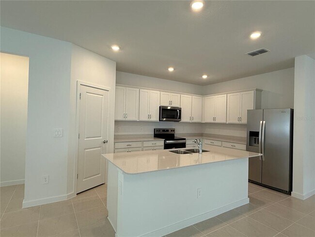 Building Photo - 3915 Big Sky Dr