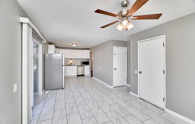 Building Photo - 2365 N Pointe Ln