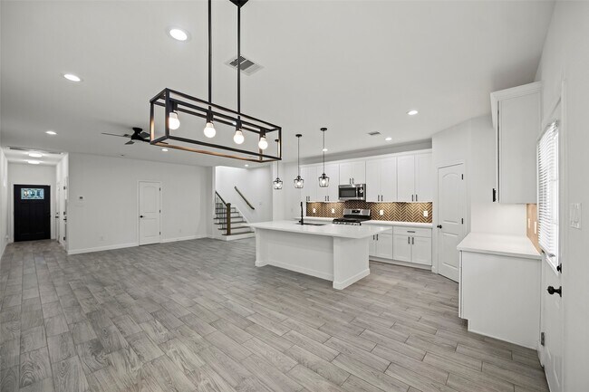 Building Photo - 1071 St Clair St